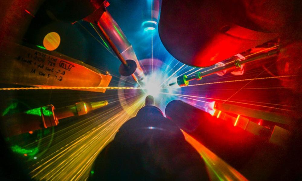 在直接驱动惯性核聚变实验中，多个激光器指向并射击目标.